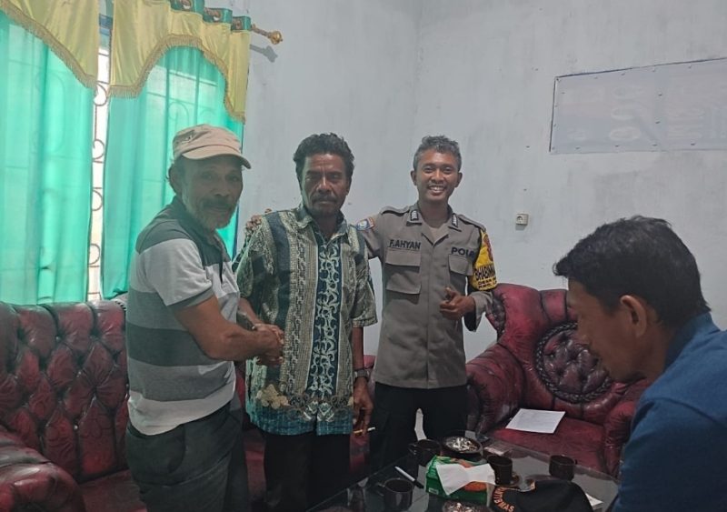 Bhabinkabtimas Polsek Lasalimu, Bripka Faslimun Ahyan, saat mendamaikan perselisihan dua orang warga Desa Wasambaa, Kecamatan Lasalimu, Kabupaten Buton. 