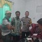 Bhabinkabtimas Polsek Lasalimu, Bripka Faslimun Ahyan, saat mendamaikan perselisihan dua orang warga Desa Wasambaa, Kecamatan Lasalimu, Kabupaten Buton. 