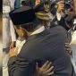 Momen Bupati Buton Selatan, Muhammad Adios berpelukan dengan Presiden RI Prabowo, diacara pelantikan Kepala Daerah. 