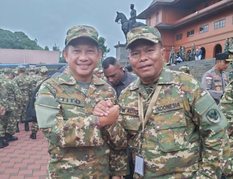 Bupati Buton Selatan, Muhammad Adios (kanan) bersama Menteri Dalam Negeri Muhammad Tito Karnavian, di kegiatan retreat Akmil Magelang. 
